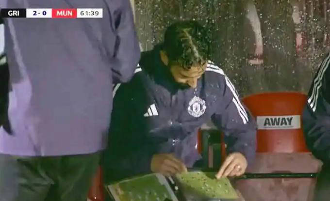 曼联连战三败！阿莫林或考虑辞职，球迷集体呼唤穆帅回归